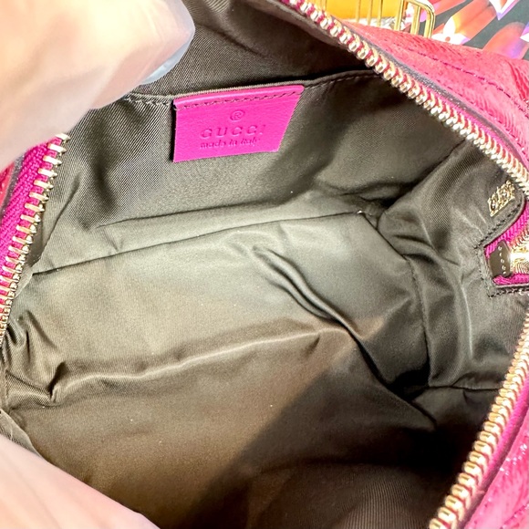Gucci Soho crossbody bag in magenta pink leather *new with defect* - Picture 6 of 14